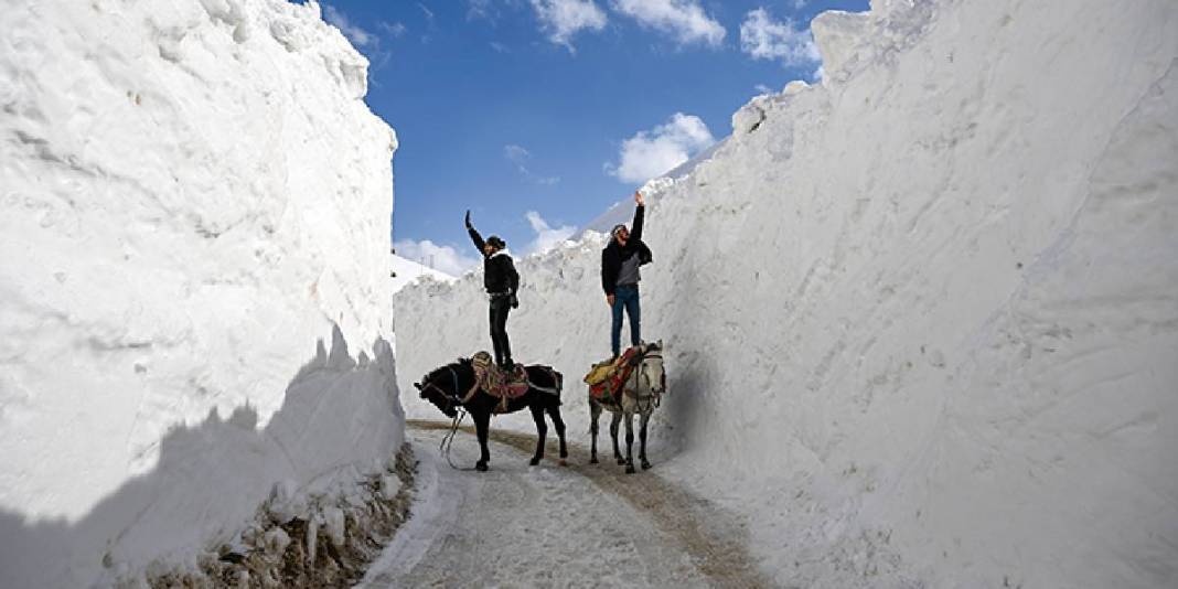 Zorlu kışın etkisi bitmiyor: ‘Kar koridoru’nu aşarak ulaşım sağlıyorlar! 1